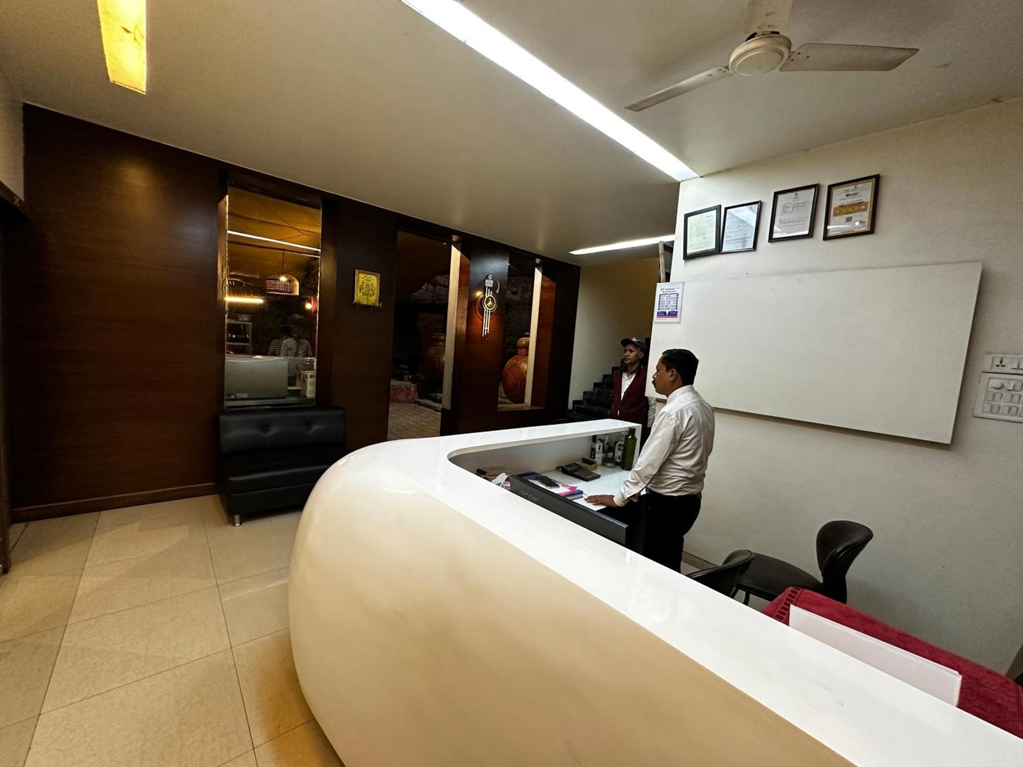 The Saffron Suites Sasupāda Eksteriør bilde