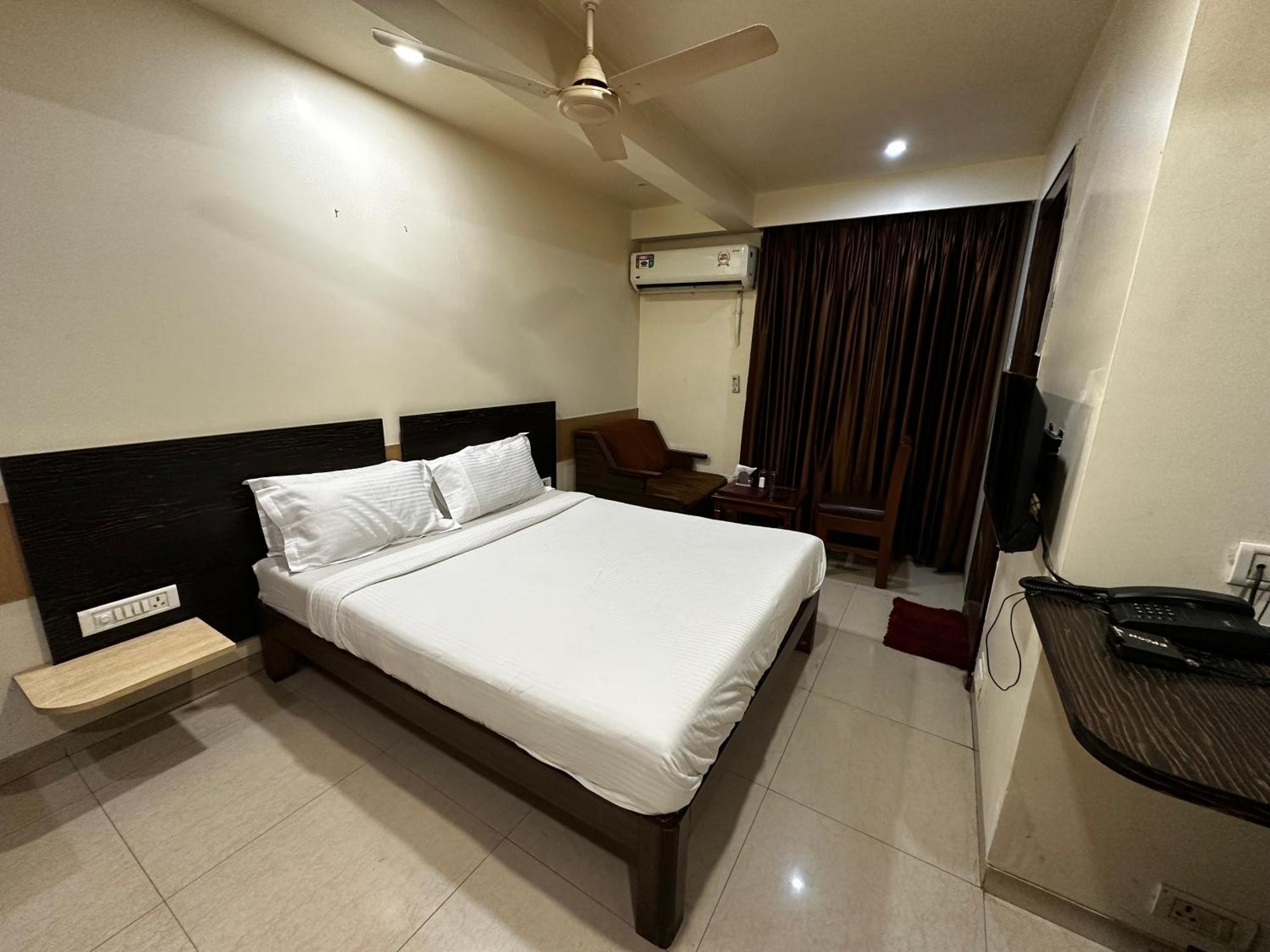 The Saffron Suites Sasupāda Eksteriør bilde